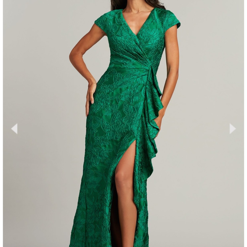 Brand new Tadashi Shoji size 8